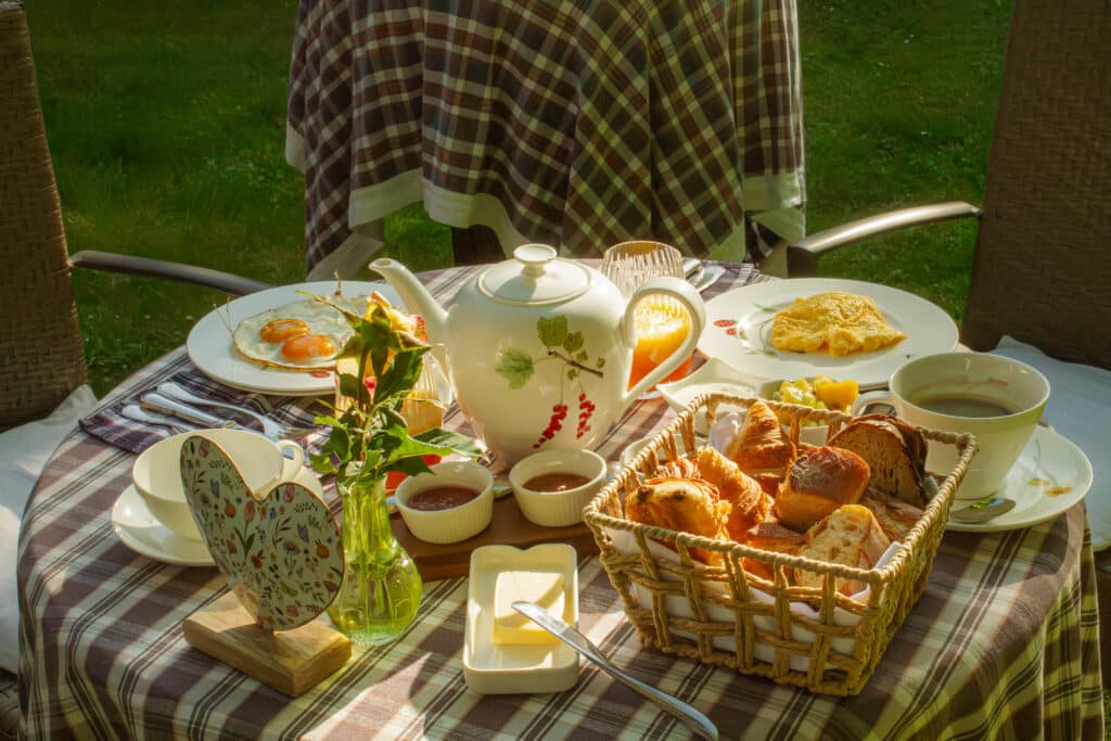Galerie photo - Un écrin de nature - petit déjeuner - L'écrin du Moulin - Hôtel le Moulin - Les Jardins du Moulin - Hôtel de charme Gundershoffen, Strasbourg, Alsace