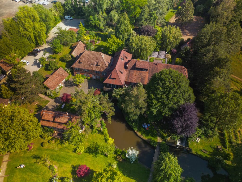 Vue du haut- Un écrin de nature - petit déjeuner - L'écrin du Moulin - Hôtel le Moulin - Les Jardins du Moulin - Hôtel de charme Gundershoffen, Strasbourg, Alsace-2